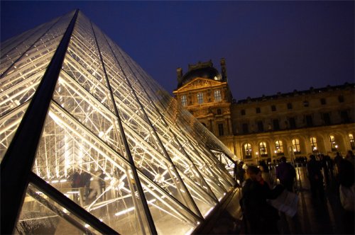 Pirámide de Louvre - Briksdal © 2005 -