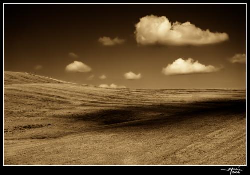 Cerro con nubes - jgarcía © 2006 -