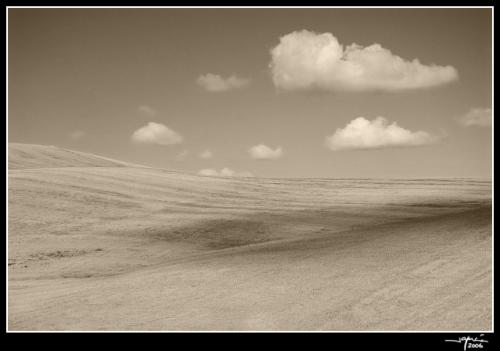 Cerro con nubes - jgarcía © 2006 -