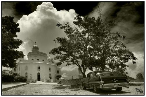 Cadillac frente al Santurario de Nuestra Señora de la Caridad del Cobre - garcía gálvez © 2007 -