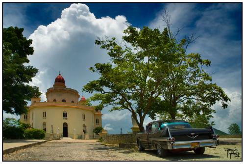 Cadillac frente al Santuario de Nuestra Señora de la Caridad del Cobre (Color) - garcía gálvez © 2007 -