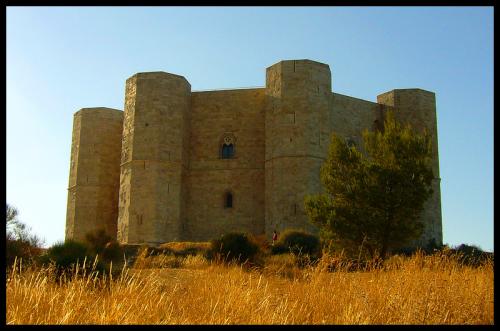 Castel del Monte, Puglia Italy con una leve distorsión de perspectiva