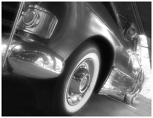 Cadillac de Javier Conles en blanco y negro 